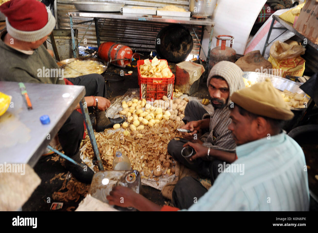 Peler l'homme shree shiv sewak delhi, Jammu Cachemire bhandara, Inde, Asie Banque D'Images