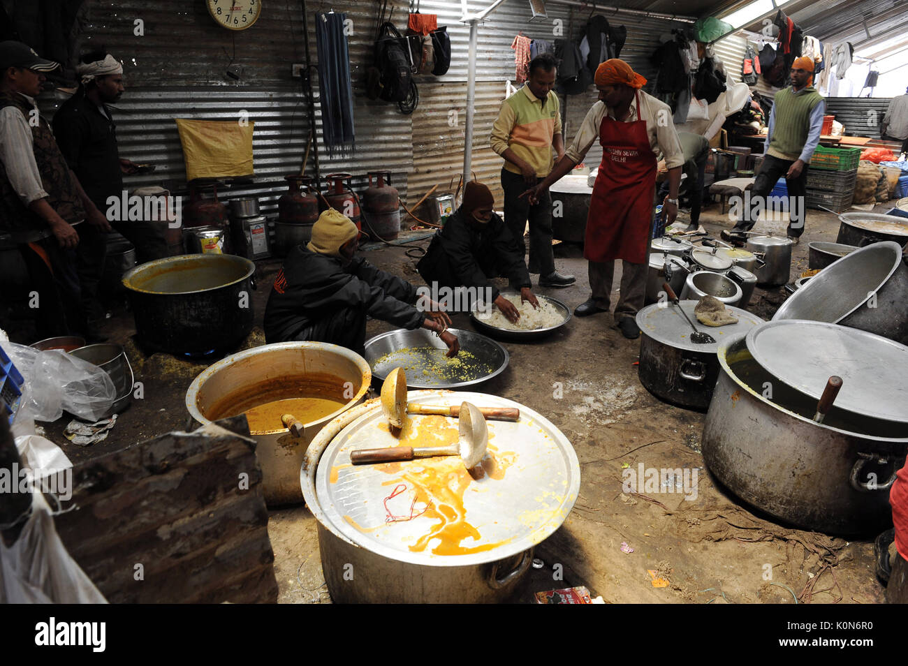 Man Making Dough, shree shiv sewak delhi, Jammu Cachemire bhandara, Inde, Asie Banque D'Images