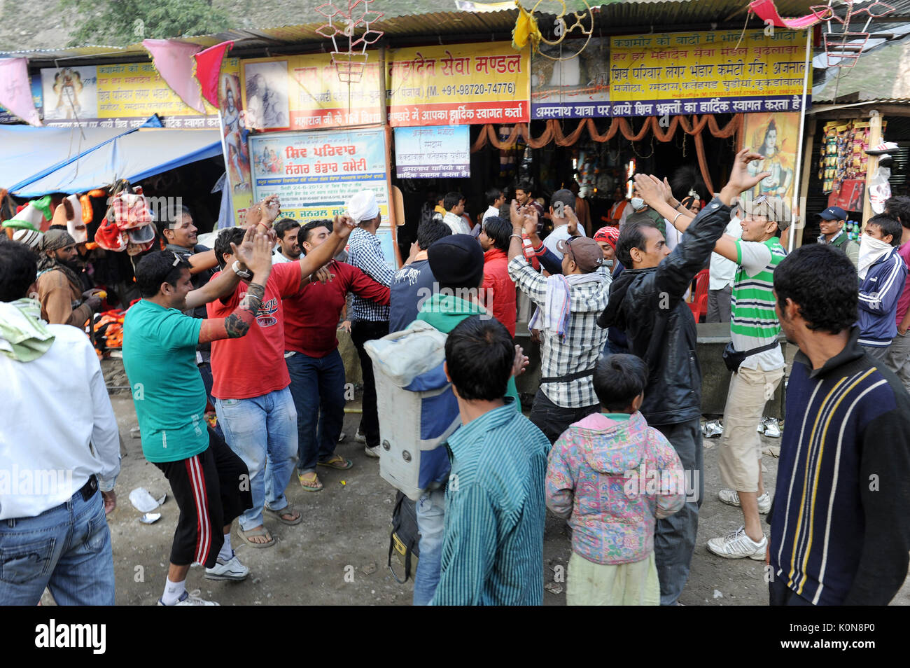 Au cours de danse pèlerin Amarnath Yatra, Jammu Cachemire, l'Inde, l'Asie Banque D'Images