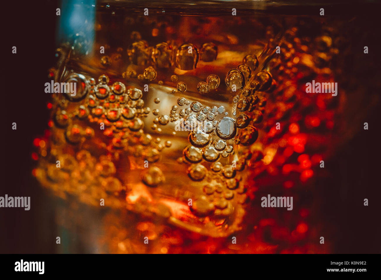 Belle coca avec glaçons close up en verre. dof peu profondes. Banque D'Images