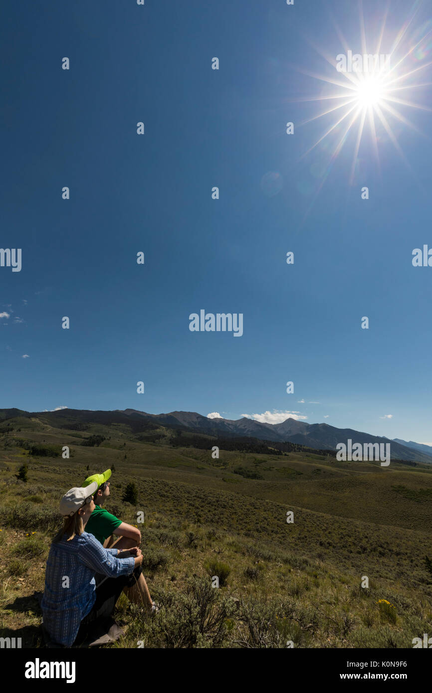 Personnes regardant le midi solaire ; la lune entre la terre et le soleil Banque D'Images