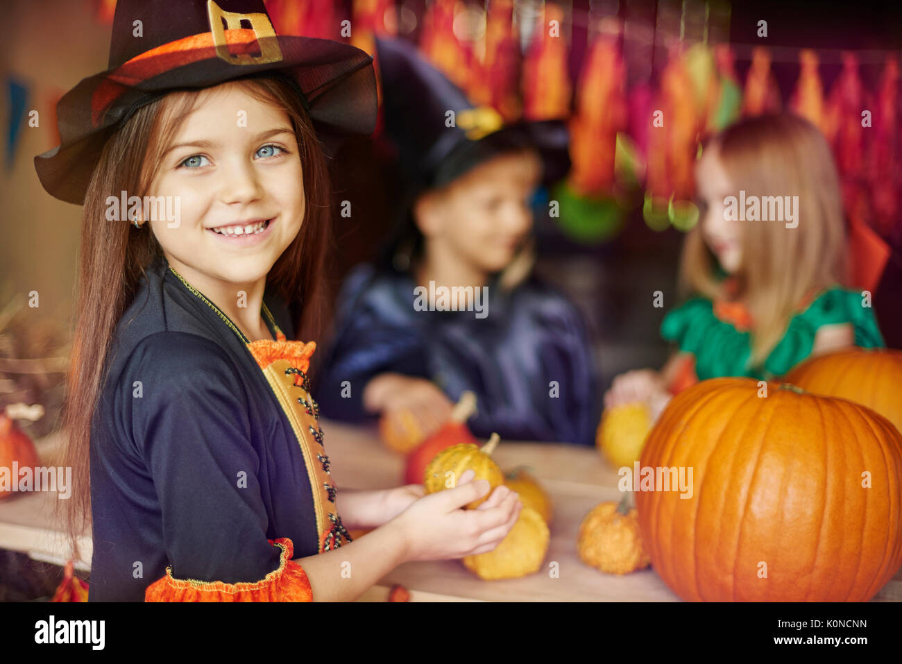 Occupé à préparer les enfants décorations Halloween Banque D'Images