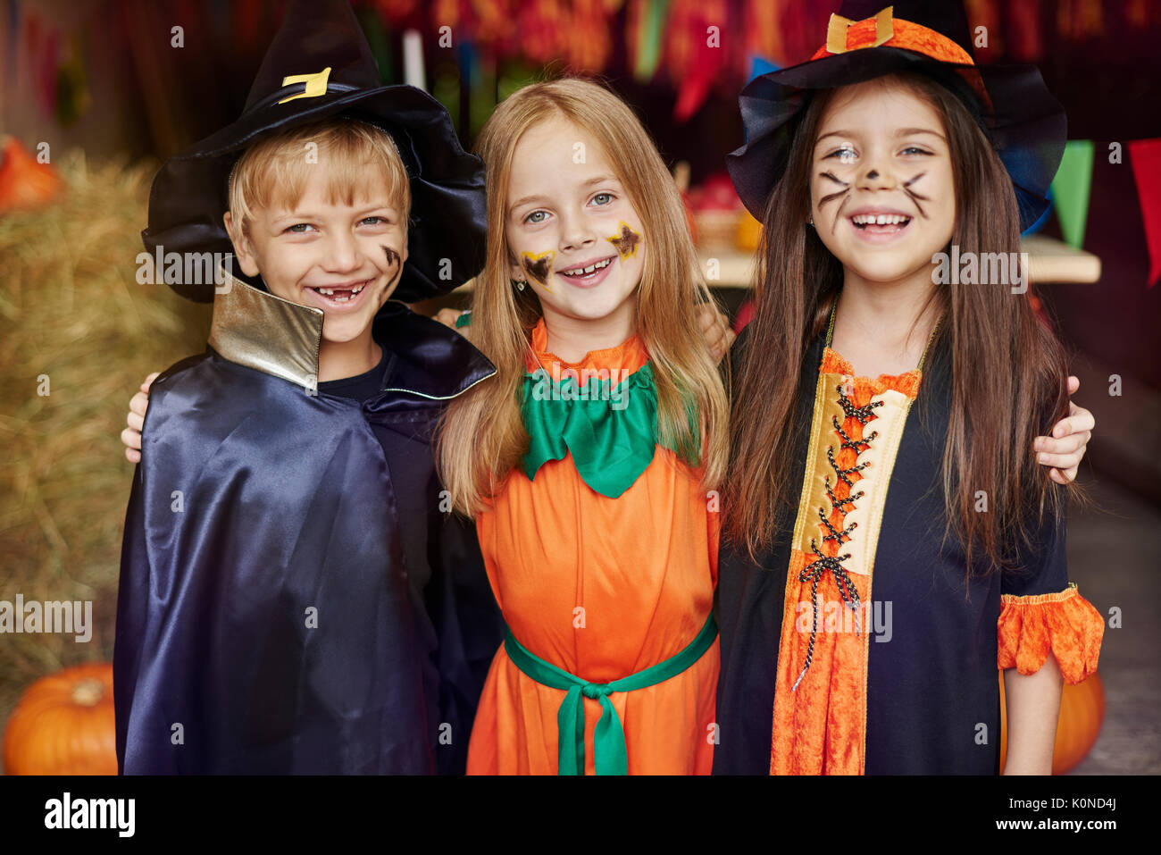 Avec les enfants joyeux Halloween face paint Banque D'Images