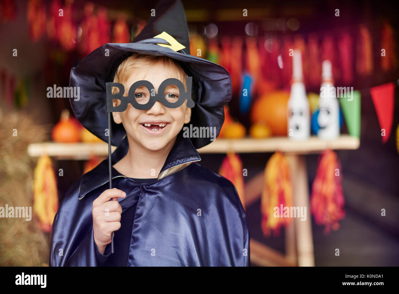 Petit garçon portant un masque très effrayant Banque D'Images