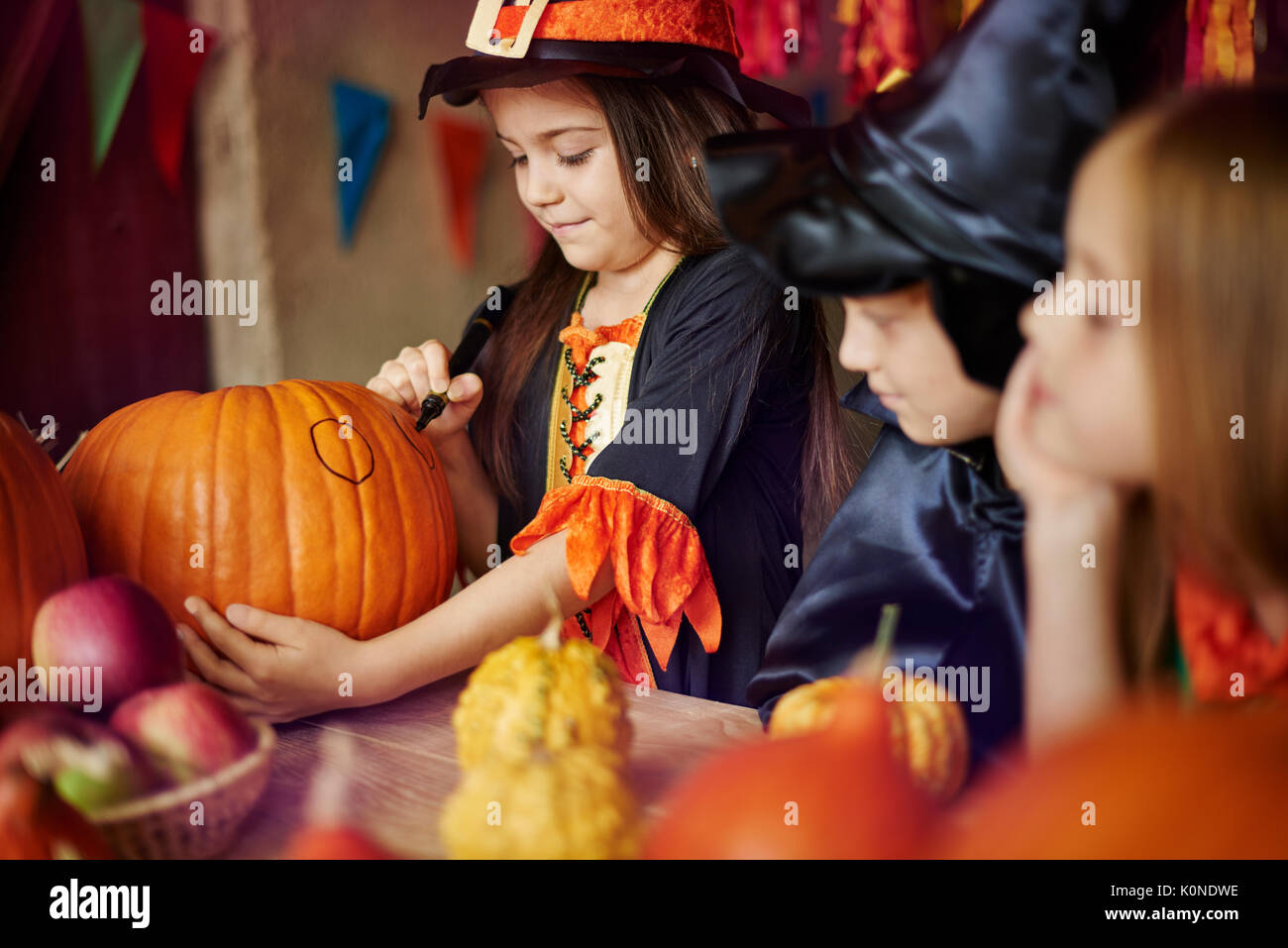 Groupe d'enfants la décoration de citrouilles d'Halloween Banque D'Images