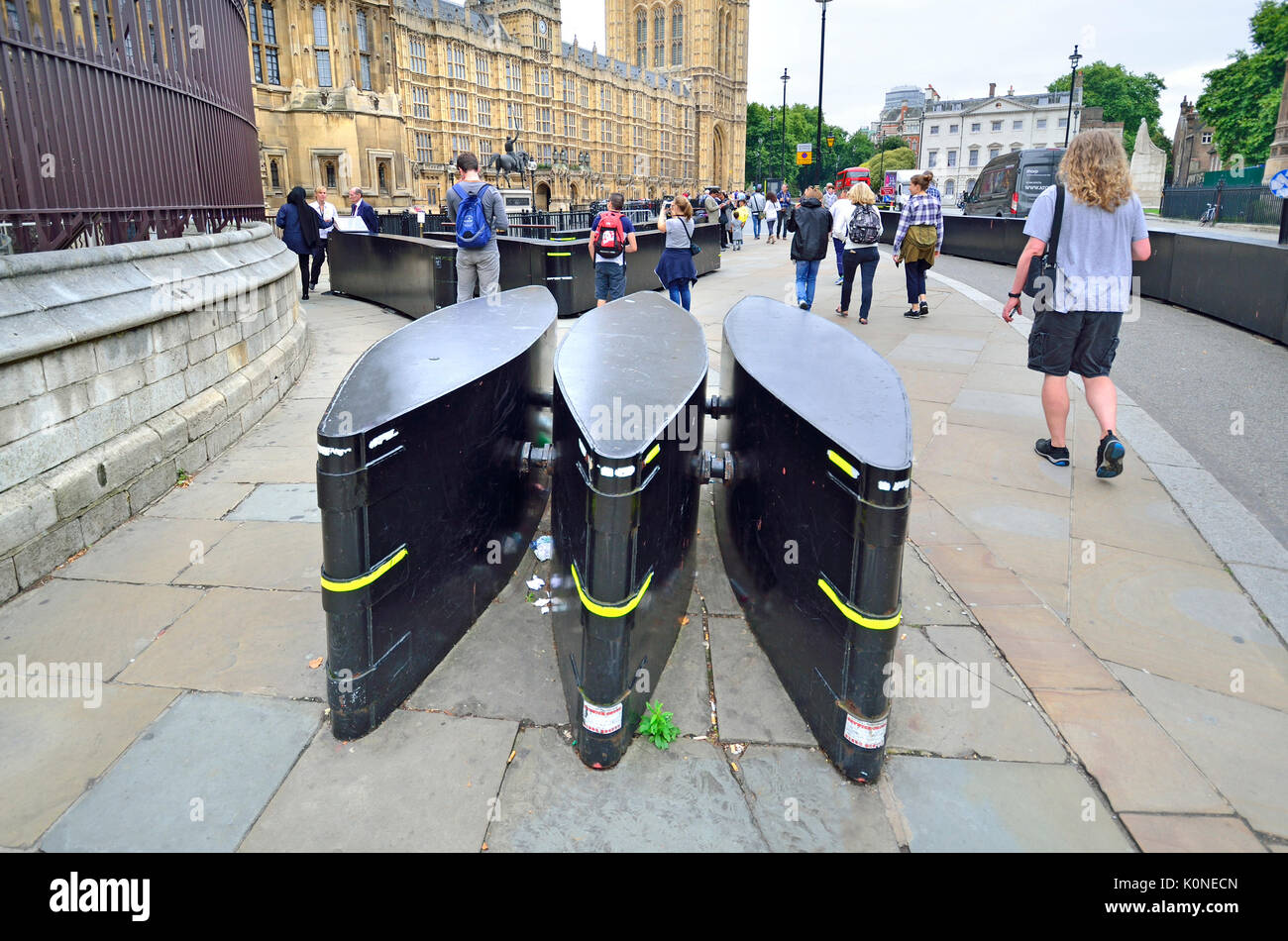 Londres, Angleterre, Royaume-Uni. Barrières anti-terroristes installés sur le trottoir devant le Parlement à Westminster Banque D'Images