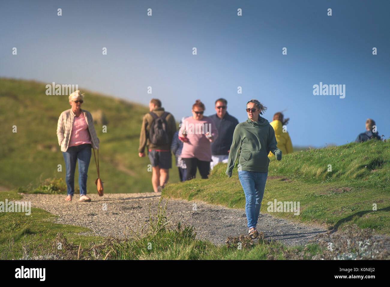 Les gens marcher un sentier côtier à Newquay. Banque D'Images