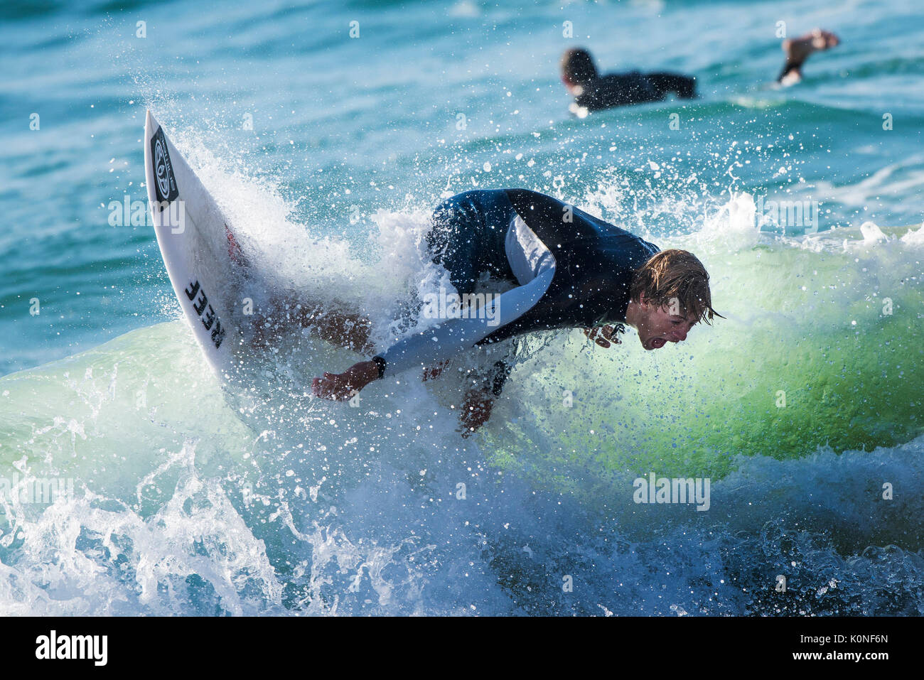 Un surfer une vague à la plage de Fistral à Newquay. Banque D'Images