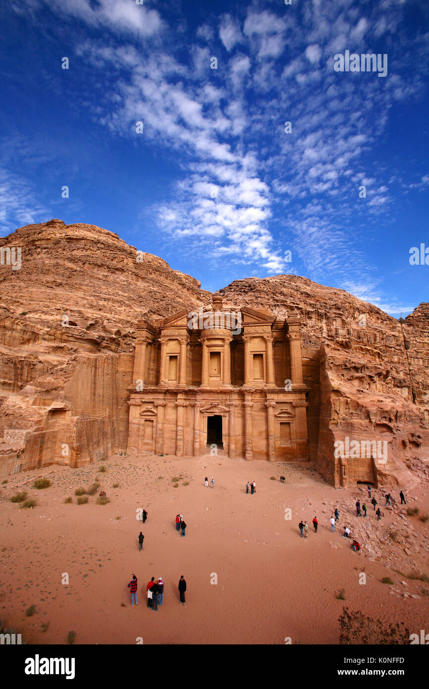 La façade du monastère sculpté dans la roche rouge à Pétra, Site du patrimoine mondial de l'UNESCO, la Jordanie, Moyen-Orient Banque D'Images