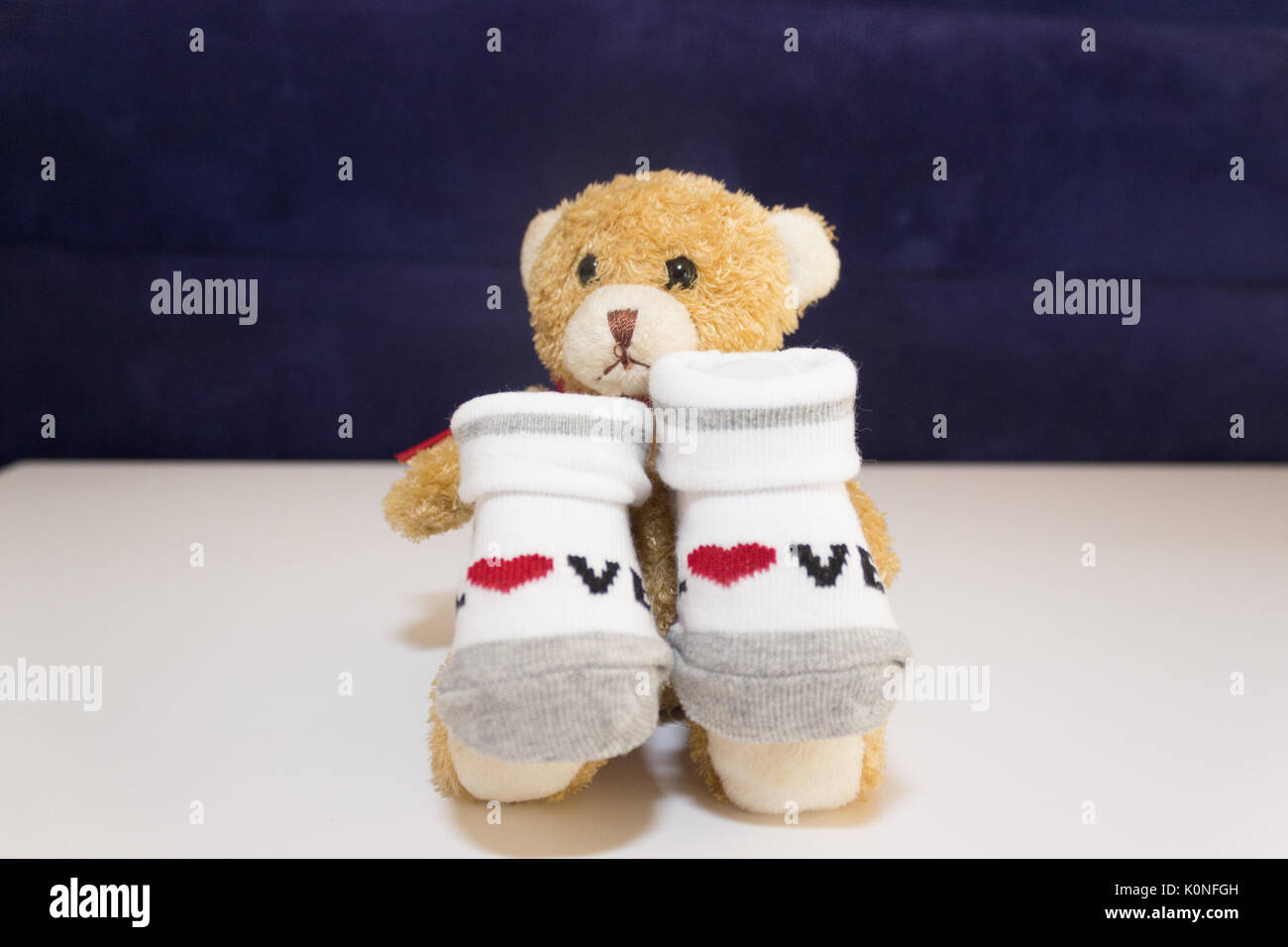 Baby Girl - rouge et blanc avec des chaussettes sur fond blanc. Banque D'Images