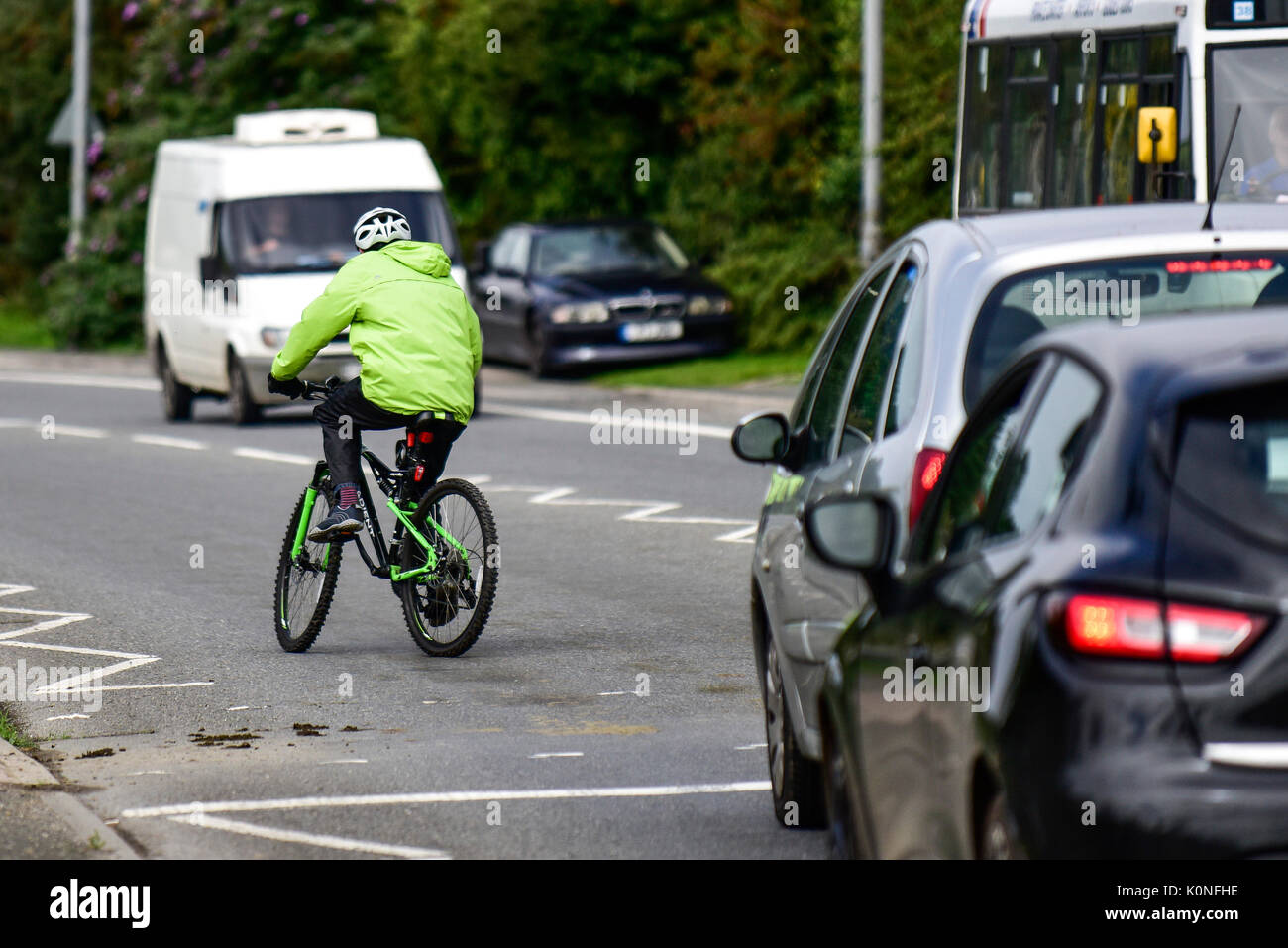 Un cycliste instable sur une route à Newquay en Cornouailles. Banque D'Images