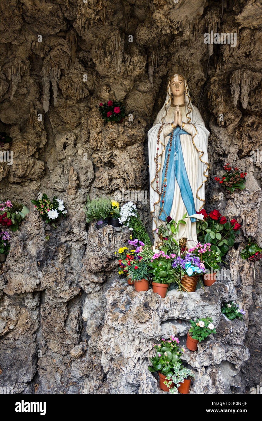 Statue de Sainte Marie dans la chapelle avec l'apparence d'une grotte. Banque D'Images