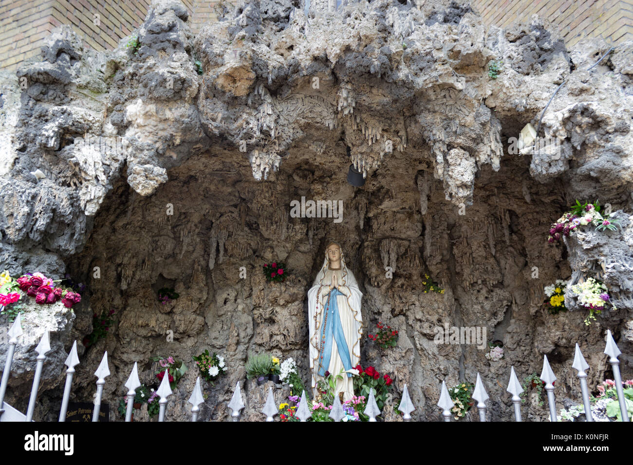 Statue de Sainte Marie dans la chapelle avec l'apparence d'une grotte. Banque D'Images