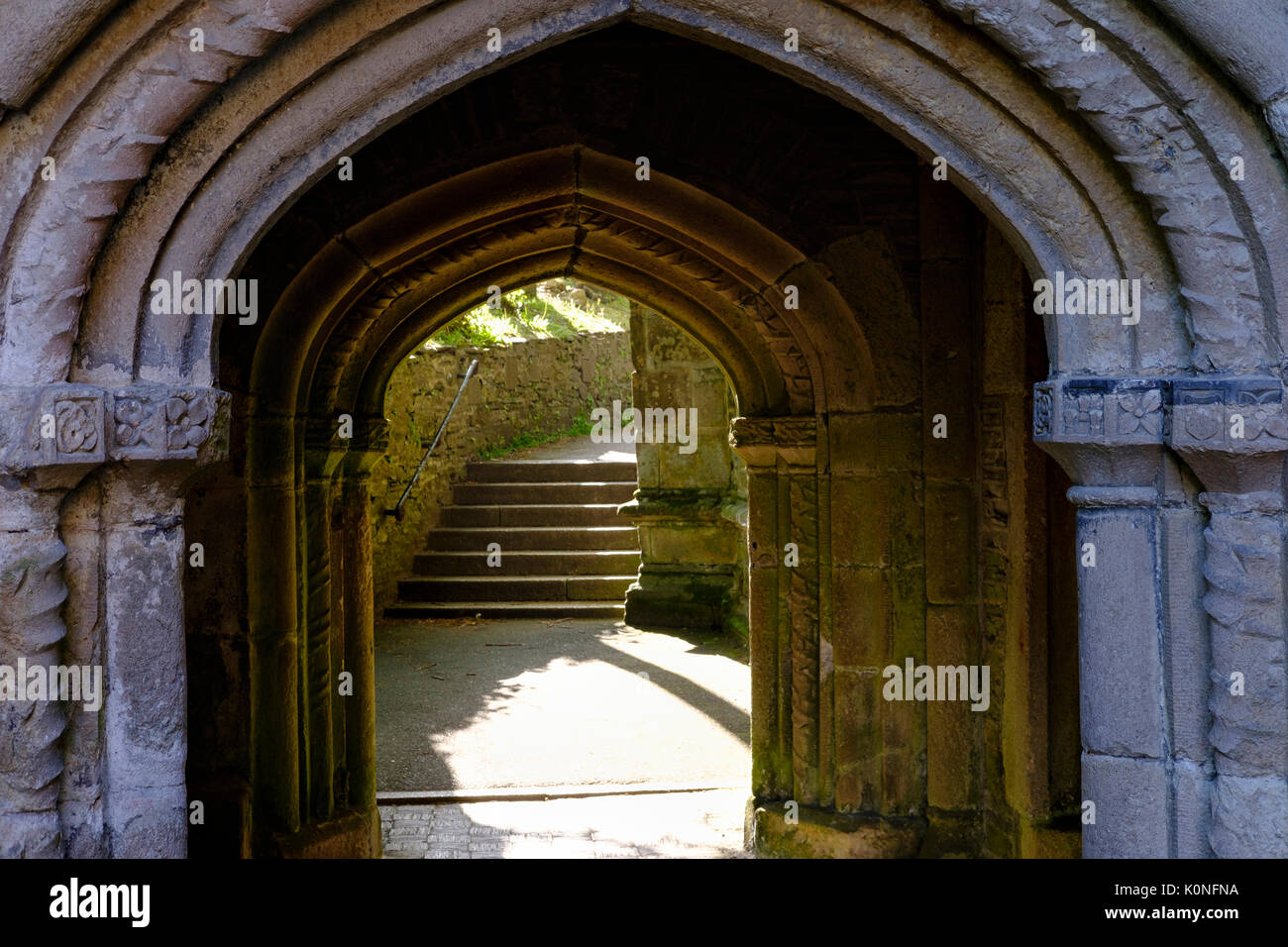Eingang zur Pfarrkirche St Fimbarrus, Fowey, Cornwall, Angleterre, Iles Banque D'Images