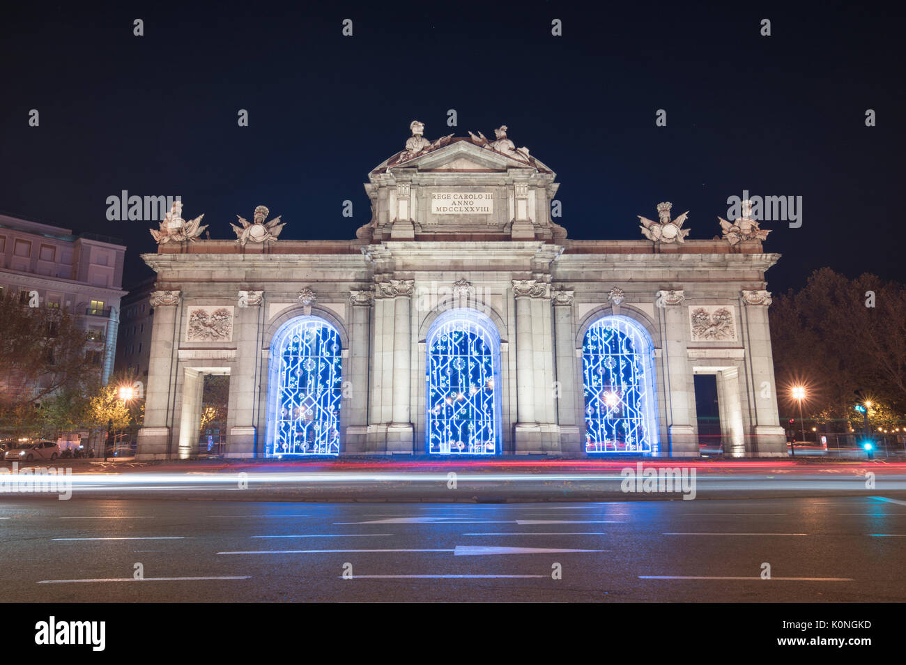 Scène de nuit de Puerta de Alcala gate. Monument célèbre de Madrid, Espagne. Banque D'Images
