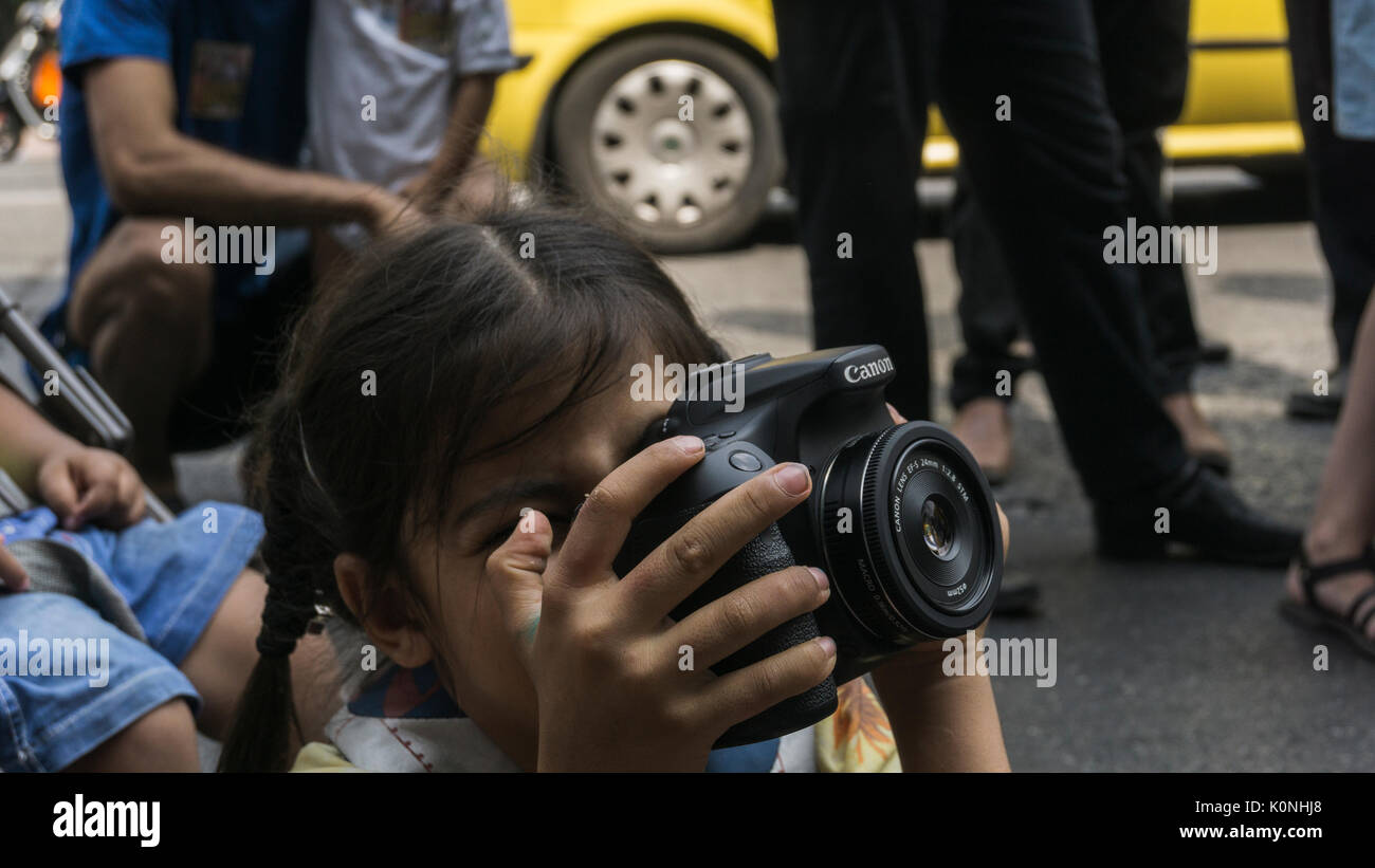 Au centre un réfugié afghan prend quelques photos au cours de protestation dans le centre d'Athènes. (Photo par Ioannis Alexopoulos / Pacific Press) Banque D'Images