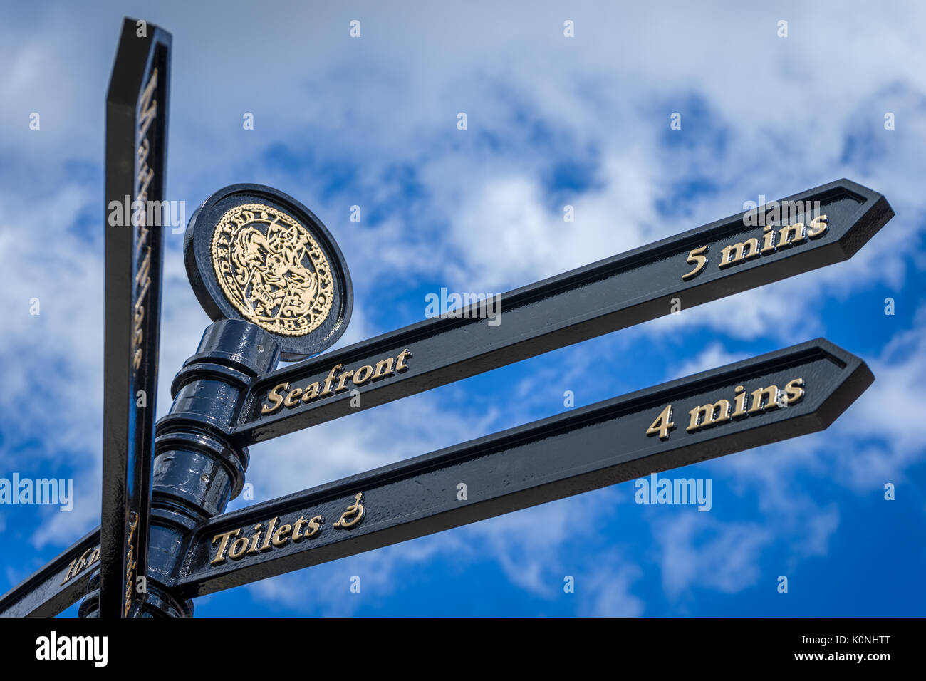 Une inscription dans la ville balnéaire de Suffolk Southwold, ouvre la voie à il front de mer. Banque D'Images