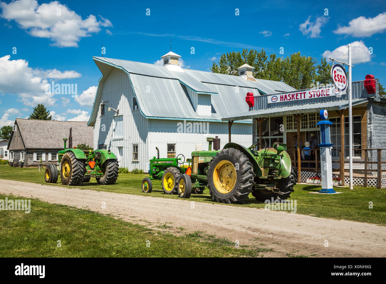 Une ferme grange et station Esso au Pembina Threshermen's Museum, à Winkler, au Manitoba, Canada. Banque D'Images