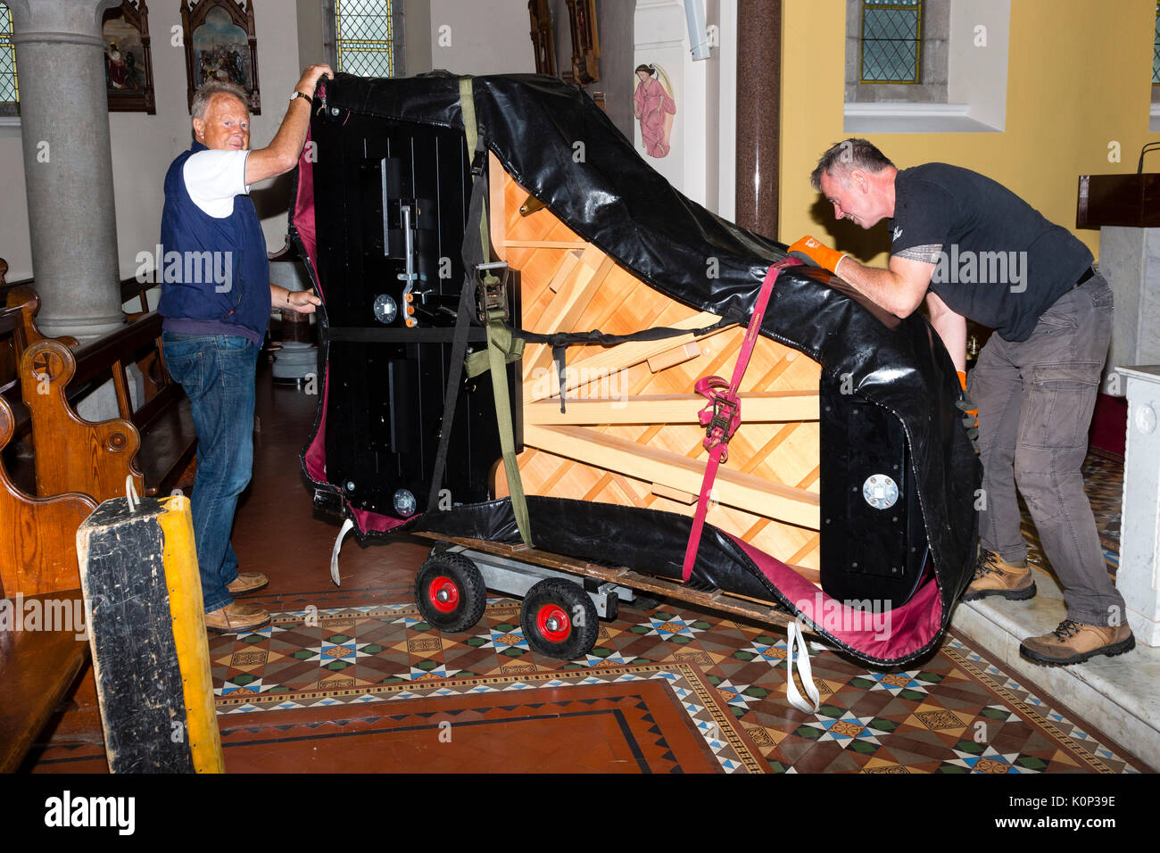 Grand Piano Steinway d'être déplacé dans une église, en Irlande Banque D'Images