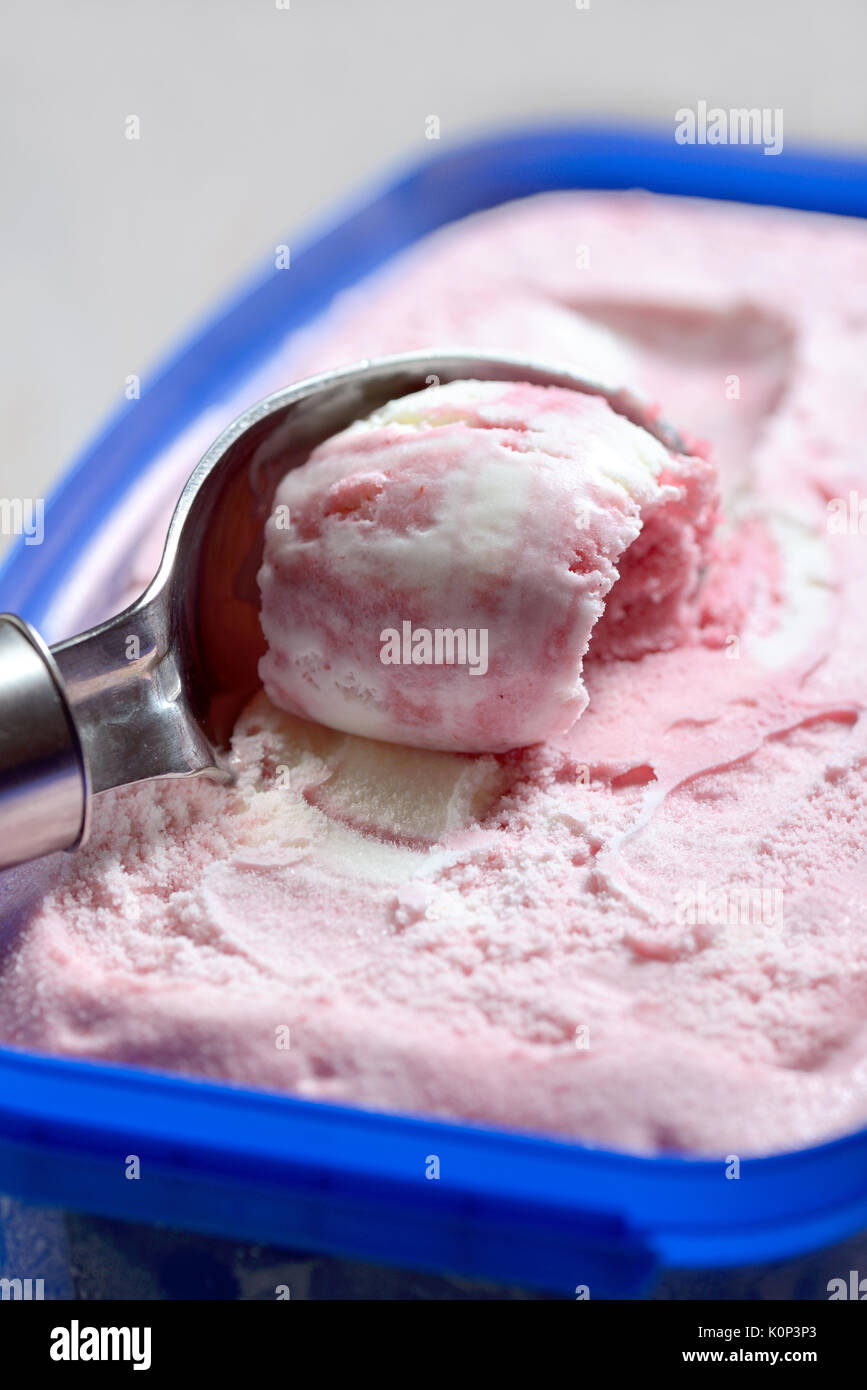 Fraise et crème glacée à la vanille à la case Banque D'Images