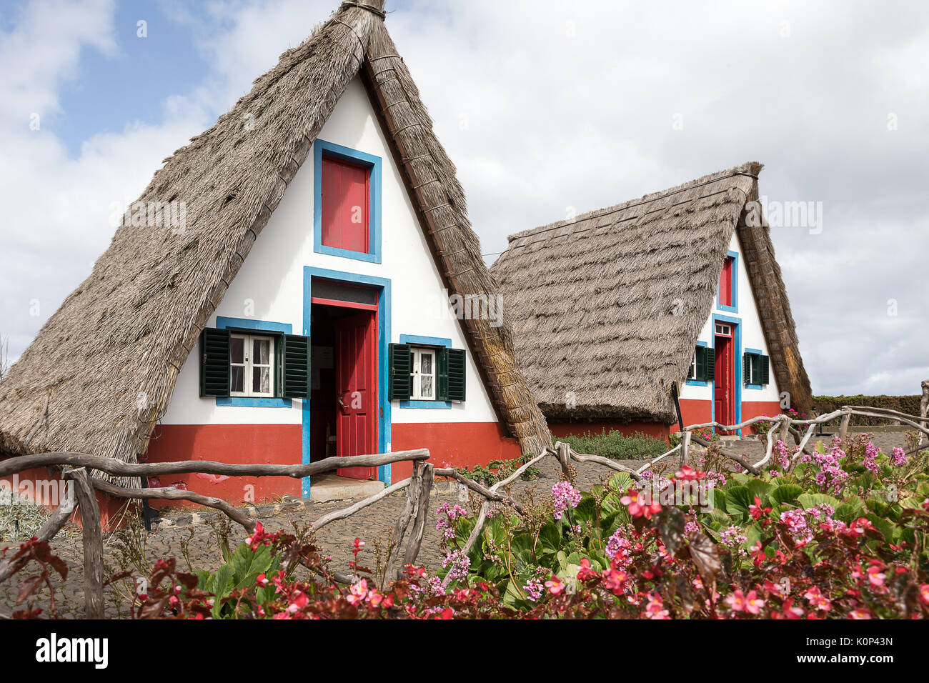 Vieux Madère traditionnelles abris célèbre pour le triangle caractéristique des toits de chaume à Santana, de Madère au Portugal. Banque D'Images