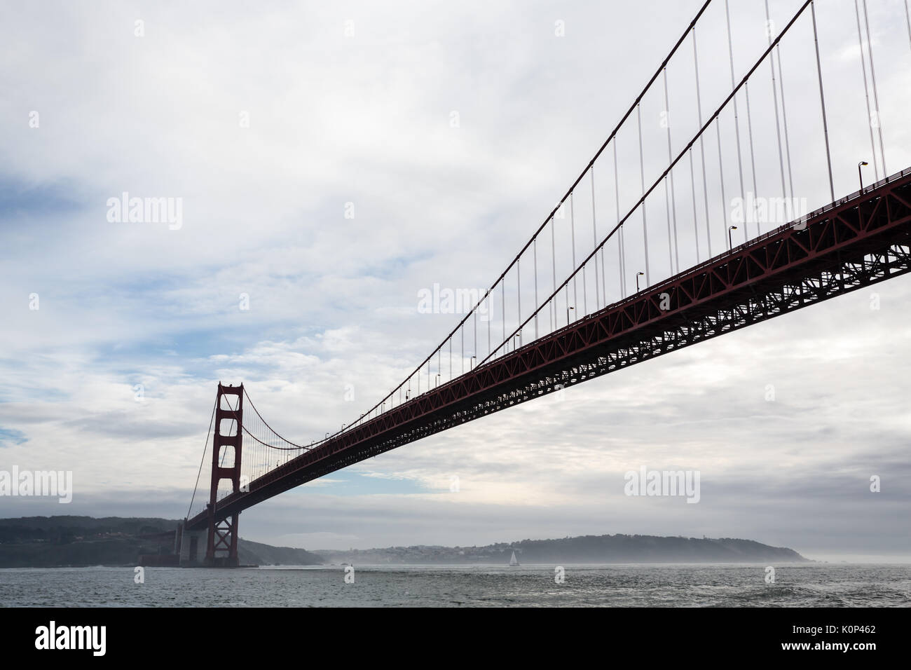 Rampe Dans le brouillard d'empiéter sur la longue période de la Golden Gate Bridge Banque D'Images