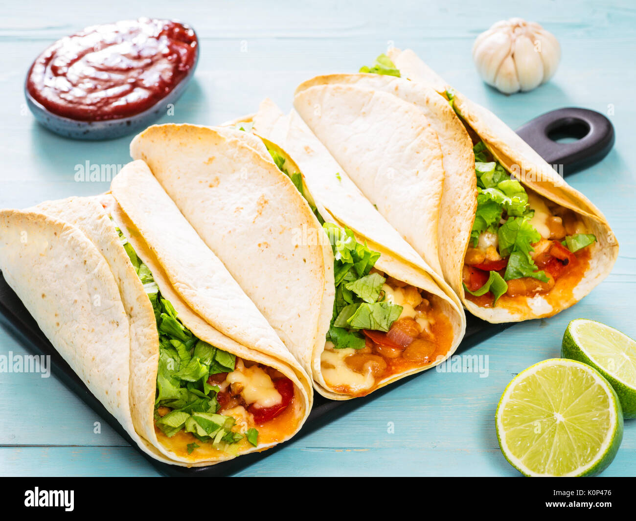 L'alimentation sur fond de bois bleu tacos Banque D'Images