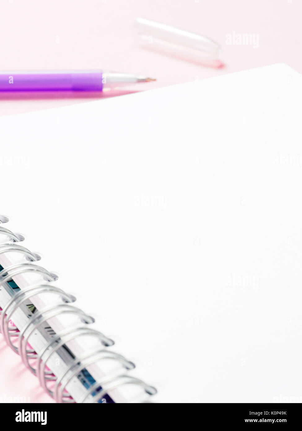 Vide remarque avec plume sur fond rose Banque D'Images