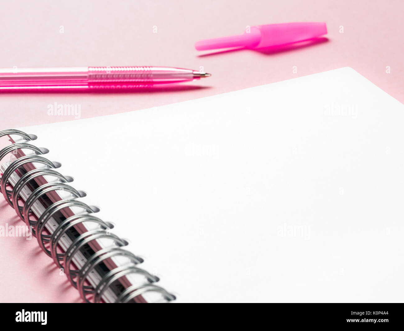 Vide remarque avec plume sur fond rose Banque D'Images