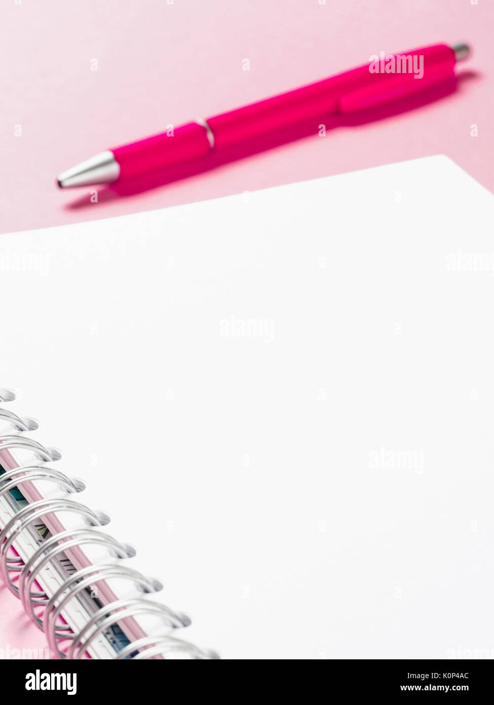 Vide remarque avec plume sur fond rose Banque D'Images