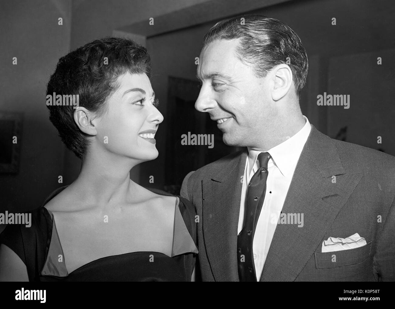 Lana Morris, résident dans les "forces de la BBC' Show', et Ronnie Waldman, BBC, la tête de divertissement léger, à Mlle Morris's home à Ruislip, Middlesex, après l'annonce qu'ils sont d'être mariés. Banque D'Images