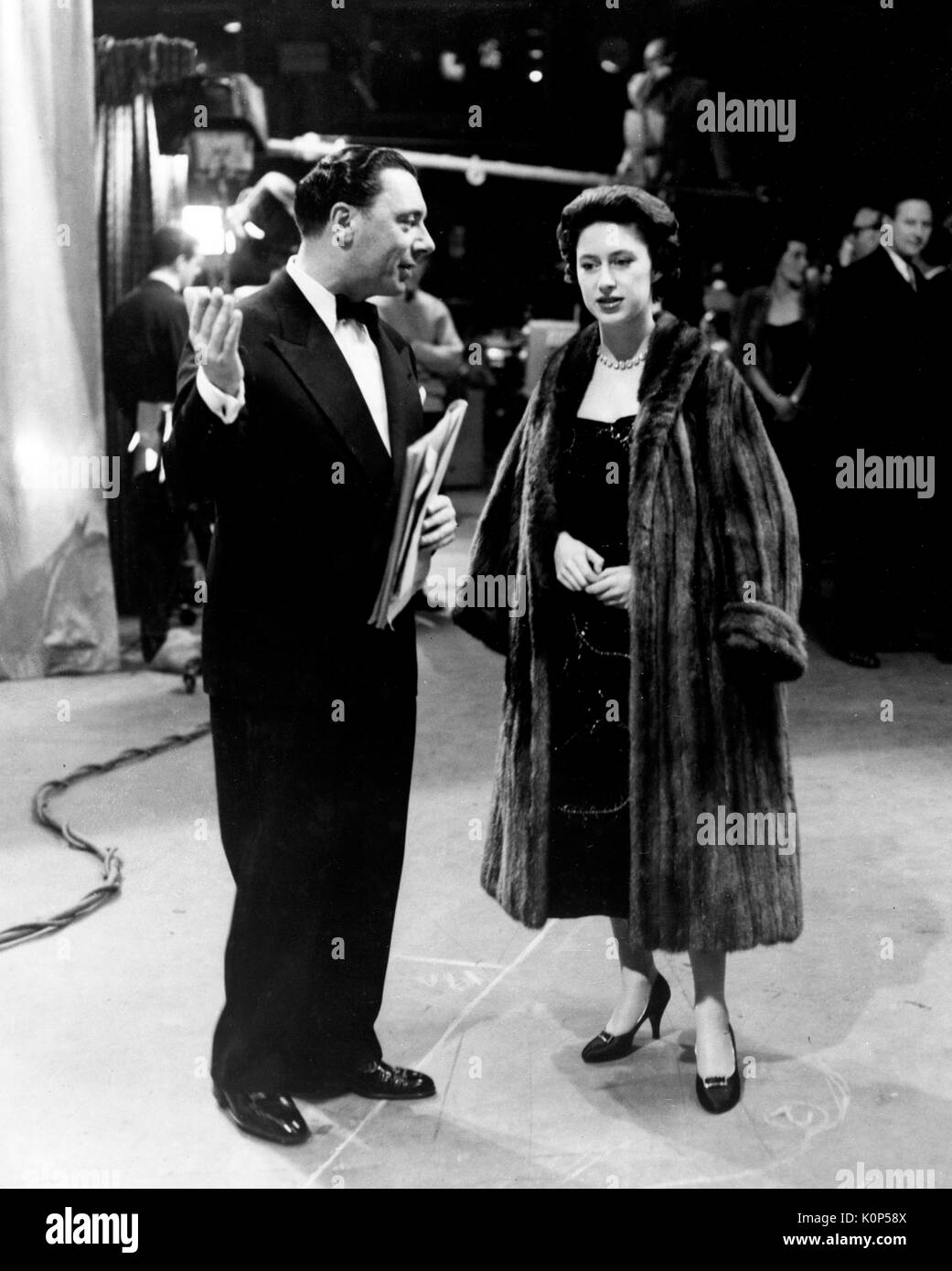 Ronnie Waldman, directeur de BBC Television divertissement léger et une personnalité de la radio et de la télévision, les escortes Princess Margaret pour une visite de Studio G à la BBC de Lime Grove studios de télévision à Londres. Banque D'Images