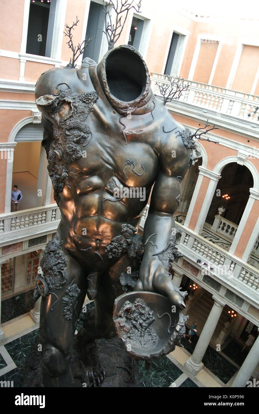 Le Démon de Damien Hirst avec bol, vu depuis le deuxième étage du Palazzo Grassi, à Venise pour la biennale 2017. Banque D'Images
