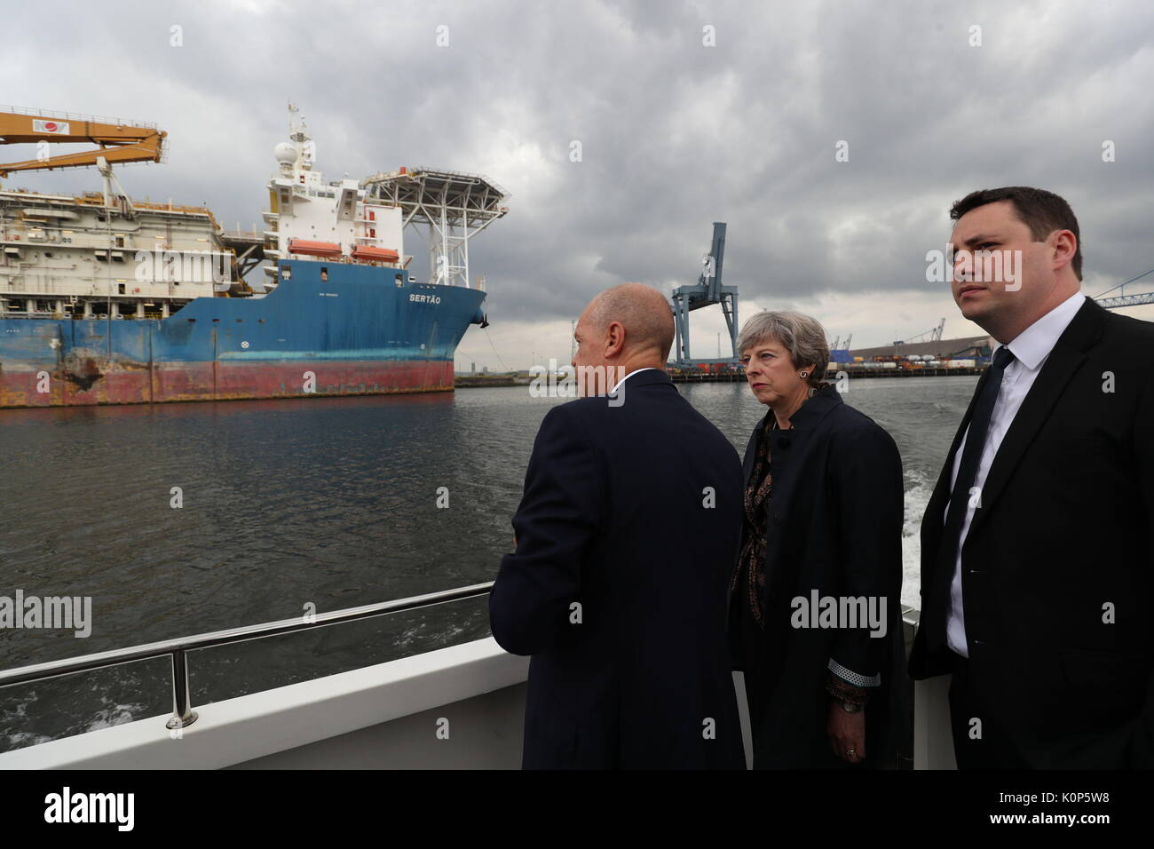 Premier ministre Theresa May avec chef de l'exploitation de ports PD Jerry Hopkinson (à gauche) et le maire de Tees Valley Ben Houchen (à droite) lors d'une visite à Teesside. Banque D'Images