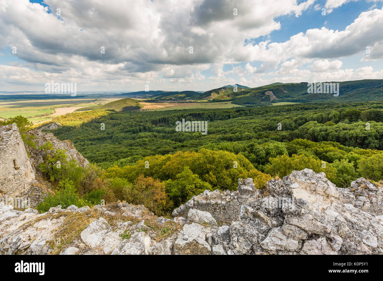 Dans le cadre du paysage les ruines du château médiéval 'plavecky hrad'. de la Slovaquie, de l'Europe centrale. Banque D'Images