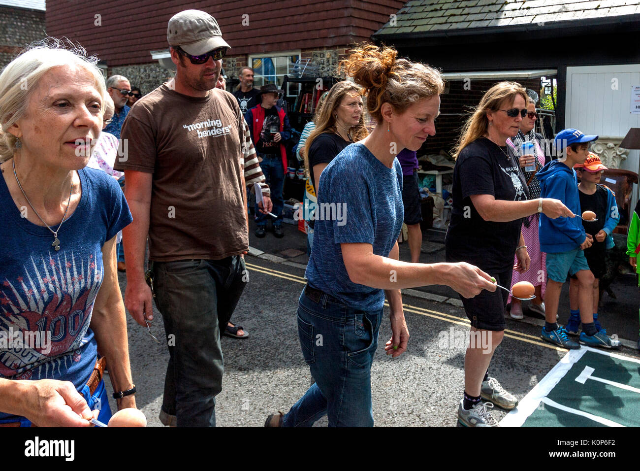 Les femmes et les jeunes participent à une course d'oeufs et la cuillère traditionnelle, l'Assemblée annuelle la Journée des sports et de la rue South Dog Show, Lewes, East Sussex, UK Banque D'Images