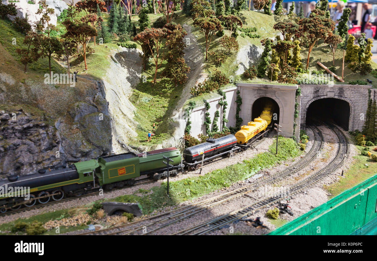 Modèle électrique sur train train miniature voie allant à travers le tunnel de montagne Banque D'Images
