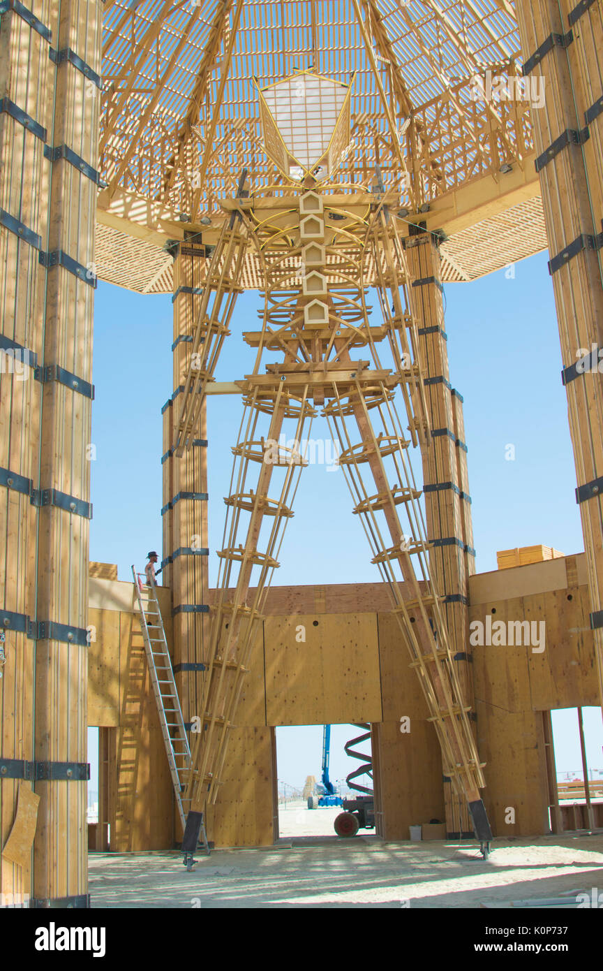 Le Burning Man sculpture au centre de la playa est assemblé avant le début de l'assemblée annuelle du festival Burning Man dans le désert, le 21 août 2017 Black Rock City, Nevada. Le festival annuel attire 70 000 visiteurs dans l'une des régions les plus isolées et les déserts inhospitaliers en Amérique. Banque D'Images