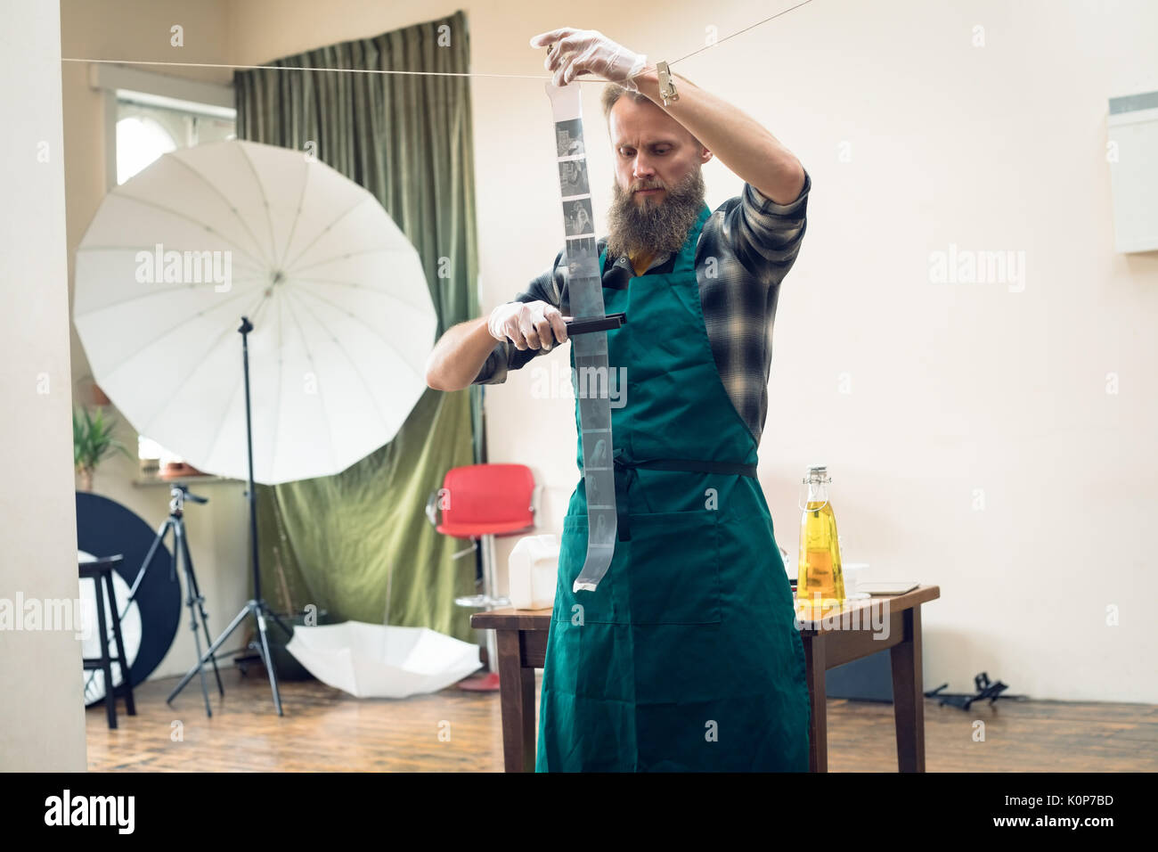 Film avec de l'équipement de séchage photographe tout en travaillant en studio Banque D'Images