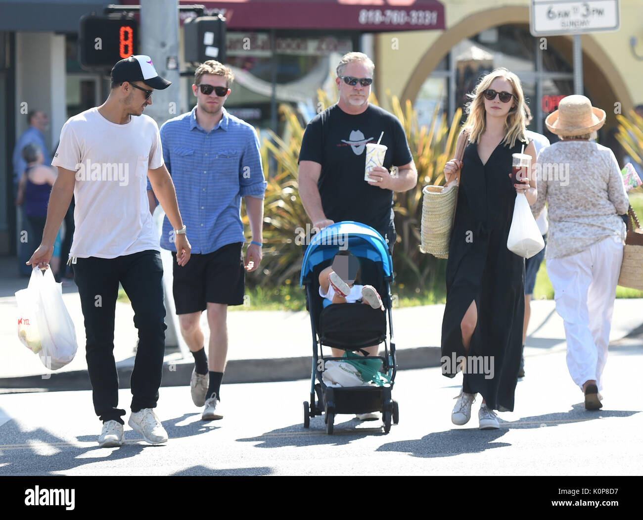 Candice accola le roi va au marché de fermiers avec sa famille comprend : Candice Accola Roi Où : Los Angeles, California, United States Quand : 23 juillet 2017 Source : WENN.com Banque D'Images