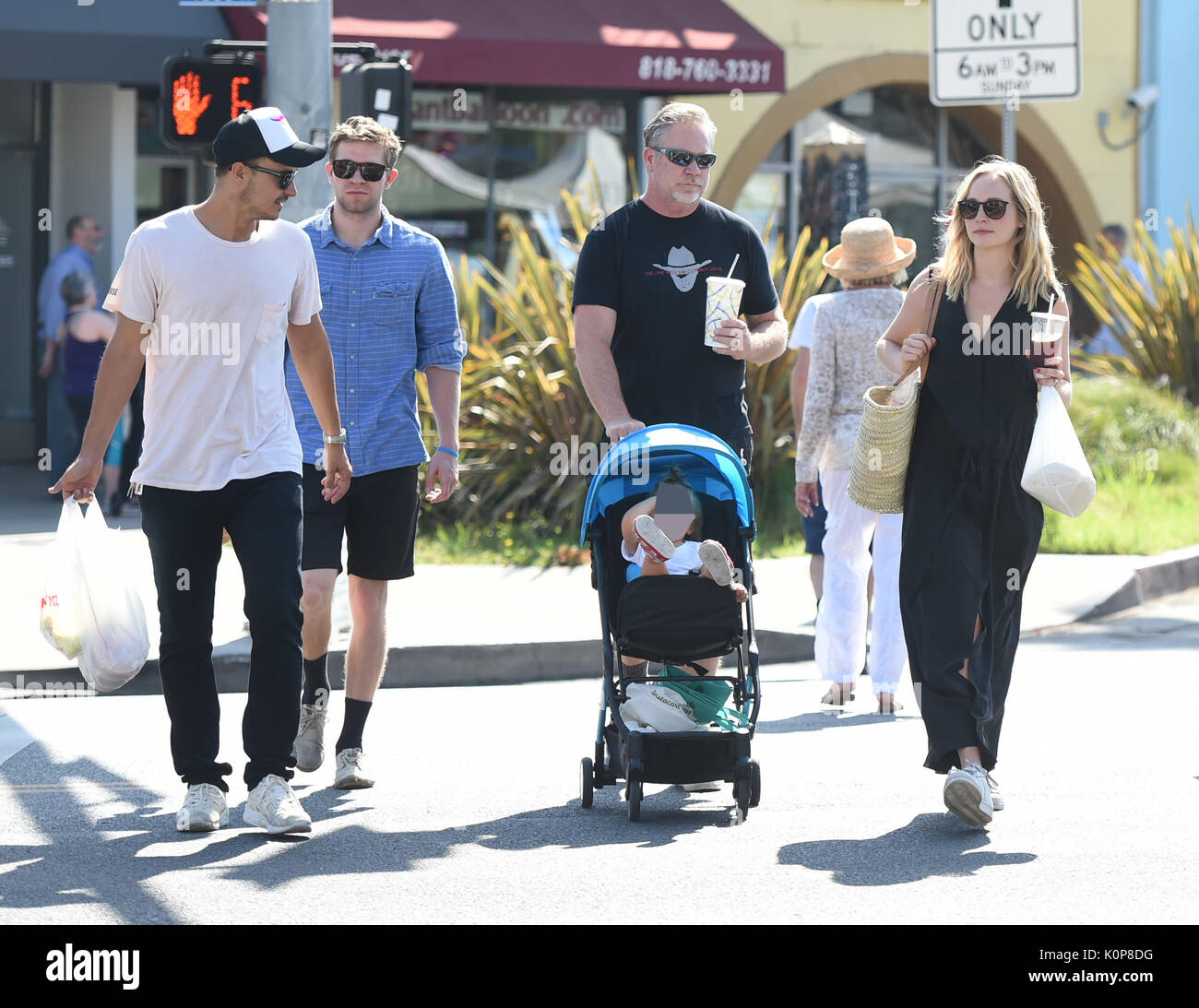 Candice accola le roi va au marché de fermiers avec sa famille comprend : Candice Accola Roi Où : Los Angeles, California, United States Quand : 23 juillet 2017 Source : WENN.com Banque D'Images