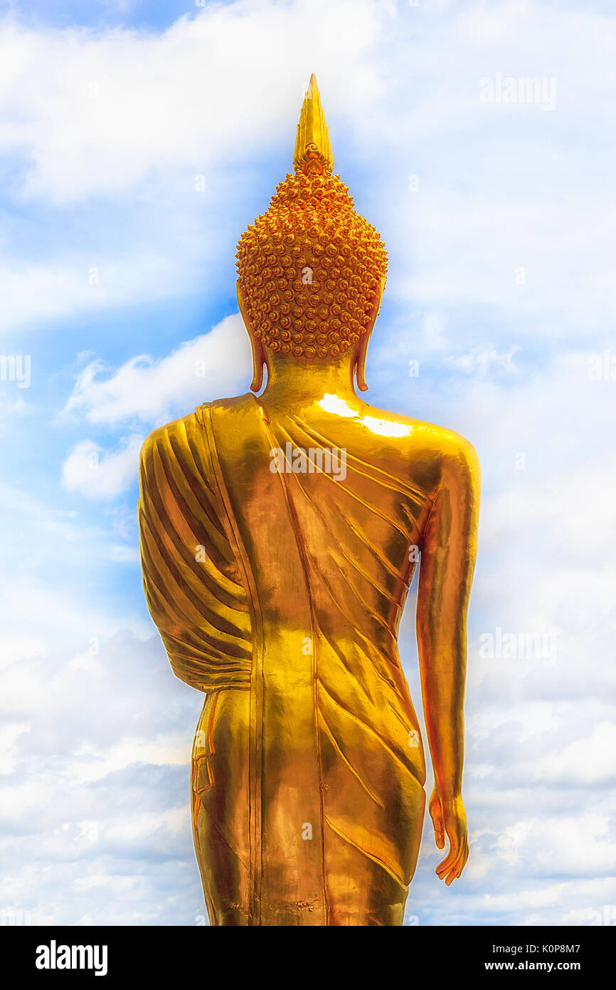 Statue de Bouddha en or et bleu ciel en thai temple, Wat Phra That Khao Noi dans la province de Nan, au nord de la Thaïlande Banque D'Images