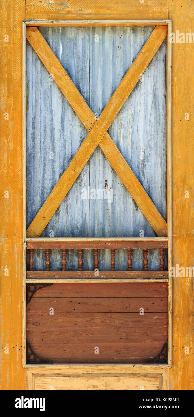 En bois jaune avec croix de bois et porte de zinc Banque D'Images