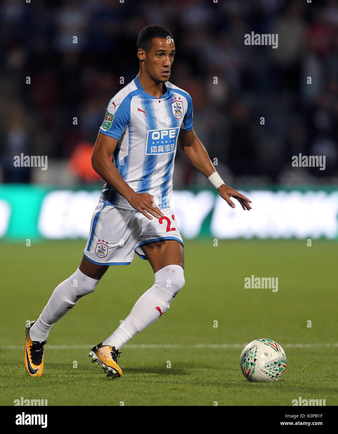 Huddersfield Town's Tom Ince pendant la Coupe du buffle, deuxième tour à la John Smith's Stadium, Huddersfield. ASSOCIATION DE PRESSE Photo. Photo date : mercredi 23 août 2017. Voir l'ACTIVITÉ DE SOCCER histoire Huddersfield. Crédit photo doit se lire : Richard Ventes/PA Wire. RESTRICTIONS : EDITORIAL N'utilisez que pas d'utilisation non autorisée avec l'audio, vidéo, données, listes de luminaire, club ou la Ligue de logos ou services 'live'. En ligne De-match utilisation limitée à 75 images, aucune émulation. Aucune utilisation de pari, de jeux ou d'un club ou la ligue/dvd publications. Banque D'Images