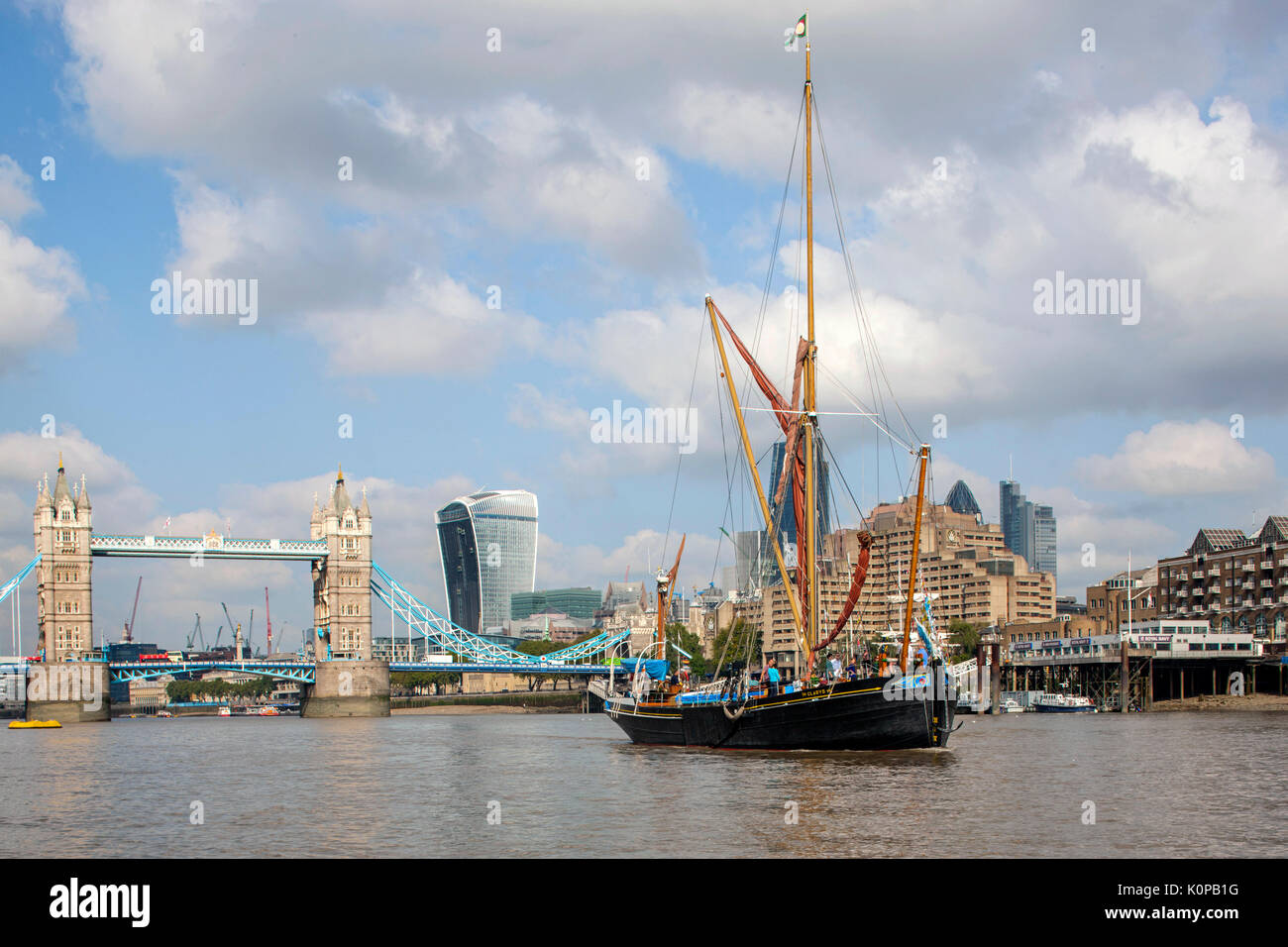 À thames barge par le Tower Bridge Banque D'Images