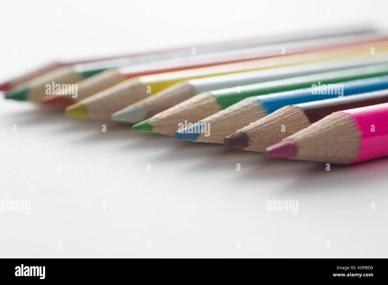 Close-up d'un groupe de crayons multicolores sur fond blanc Banque D'Images