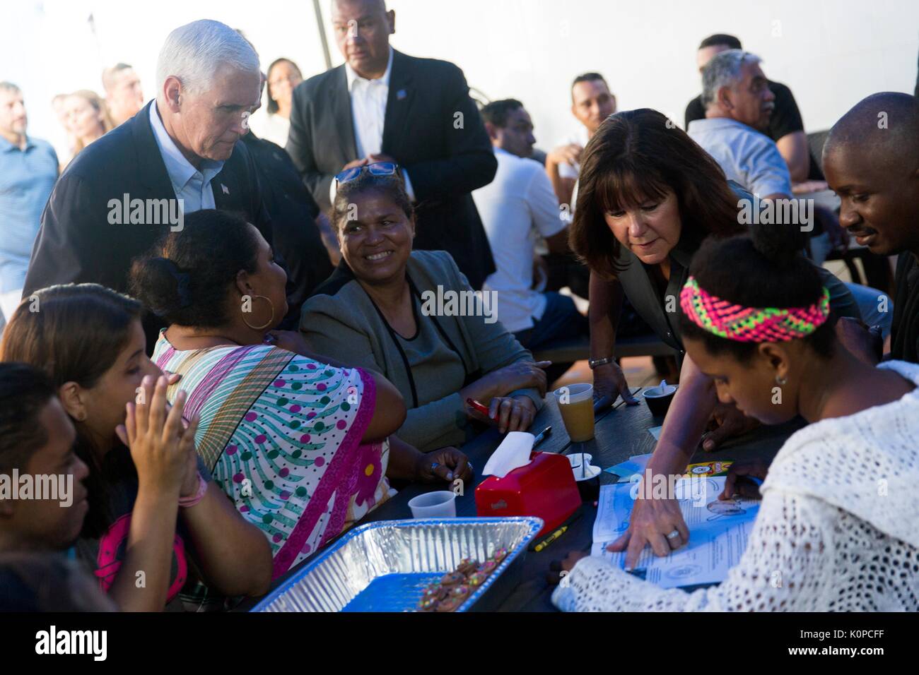 Le Vice-président américain Mike Pence et épouse Karen Pence vénézuélien visite les familles qui ont fui le chaos de leur pays dans une église, 14 août 2017 à Cartagena, Colombie. Pence est sur une semaine de tournée de l'Amérique latine. Banque D'Images