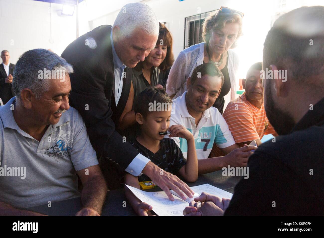 Le Vice-président américain Mike Pence et épouse Karen Pence vénézuélien visite les familles qui ont fui le chaos de leur pays dans une église, 14 août 2017 à Cartagena, Colombie. Pence est sur une semaine de tournée de l'Amérique latine. Banque D'Images