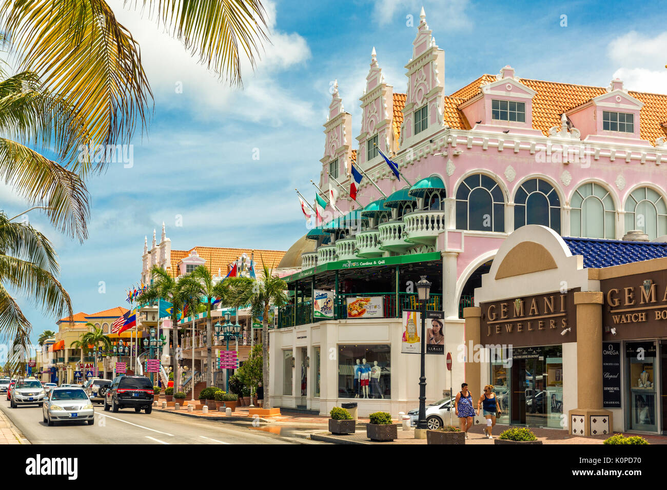 ORANJESTAD, Aruba - Juillet 25, 2017 : Lloyd G. Smith Boulevard sur une journée d'été. Banque D'Images