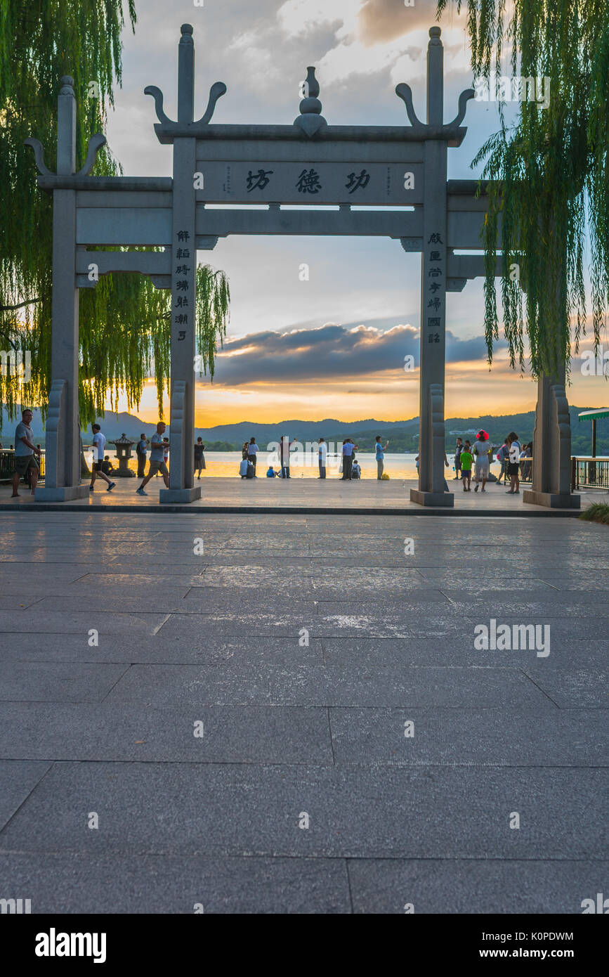Des gens qui font des choses par le lac, le soir, heureux de franchise Banque D'Images